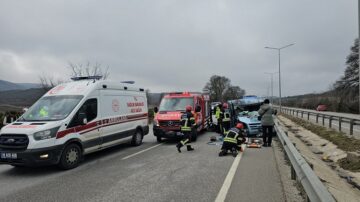 Minibüs tıra arkadan çarptı 3 ağır yaralı