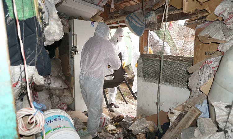 Çorum’da bir evden 4 kamyon çöp çıkarıldı