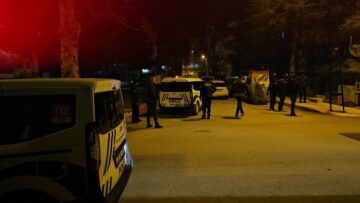 İki çocuk tüfekle okul bahçesine girdi!