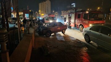 Akaryakıt istasyonunun duvarına çarptı