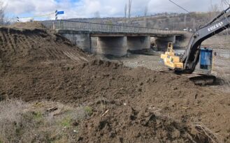 Köprünün yanına portatif köprü yapılıyor