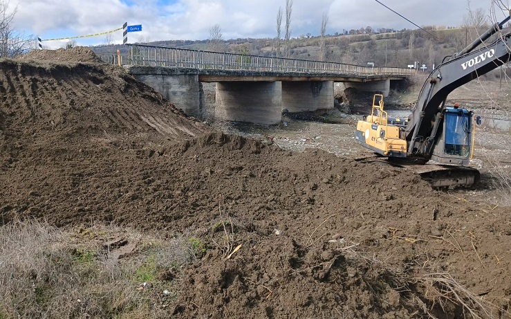 Köprünün yanına portatif köprü yapılıyor