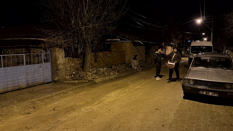 Mahalleliyi böyle sahura kaldırıyorlar