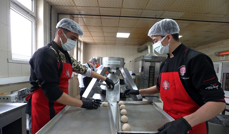 Meslek lisesi öğrencileri ekmek üretiyor