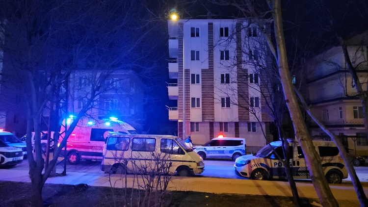 Şizofreni hastası ailesini rehin aldı