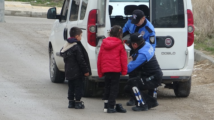 Polisler iki çocuğun gönlünü fethetti