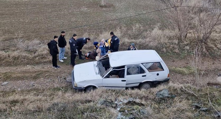 Otomobil şarampole uçtu:3 yaralı