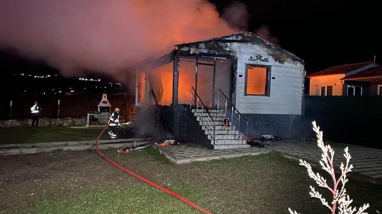 Gurbetçinin bağ evi alevlere teslim oldu