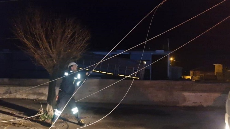 Kamyondaki yükseklik hatları kopardı