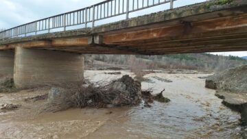 Ayağı yıkılan köprü trafiğe kapatıldı