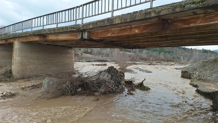 Ayağı yıkılan köprü trafiğe kapatıldı