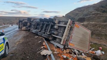 Kavşakta tır şarampole devrildi