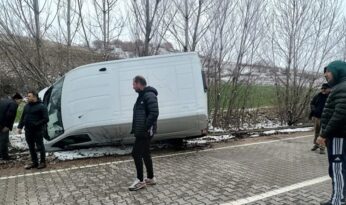 Yoldan çıkarak yan yattı:1 yaralı