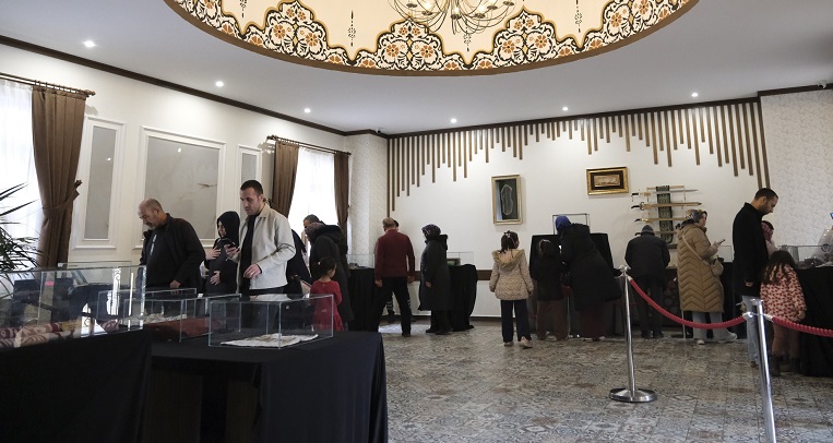 Kutsal emanetler sergisi açıldı