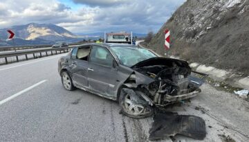 Otomobil refüje çarptı: 5 yaralı