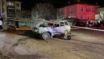 Kazada otomobil evin bahçesine girdi