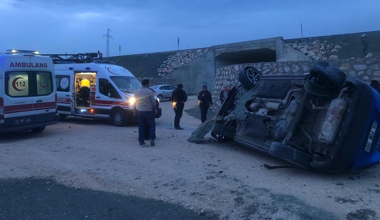 Köprüden aşağı düştü:3 yaralı