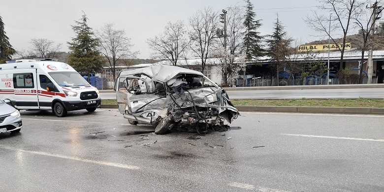 Yolcu otobüsüyle çarpıştı:1 ölü 6 yaralı