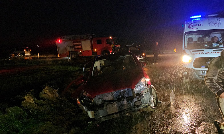 Yol ayrımında çarpıştılar:6 yaralı