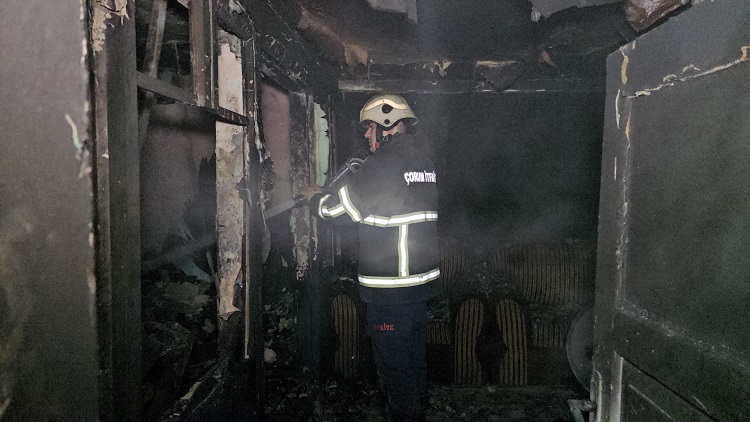 Gecekonduda çıkan yangın söndürüldü