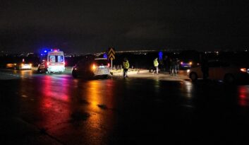 Polis aracı ile otomobil çarpıştı:3 yaralı