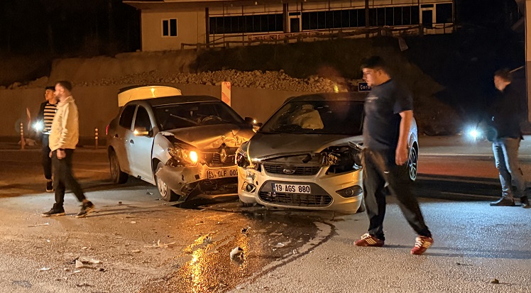 Çarpışan iki otomobildeki 7 kişi yaralandı