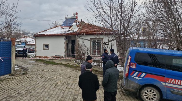 Yalnız yaşadığı evinde ölü bulundu