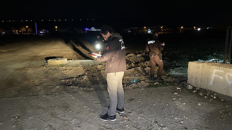 Dövdüler tabancayla vurup kaçtılar!