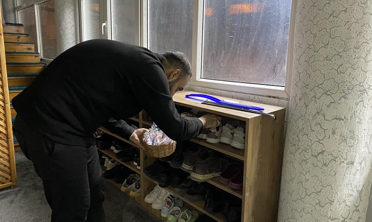 Teravih sonrası çocukları sevindirdiler