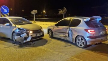 Dönüş yaparken çarpıştılar:2 yaralı