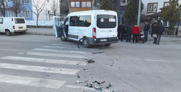 Minibüs ile motosiklet çarpıştı: 1 yaralı