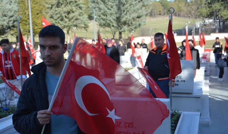 El ele verip şehitlikte temizlik yaptılar