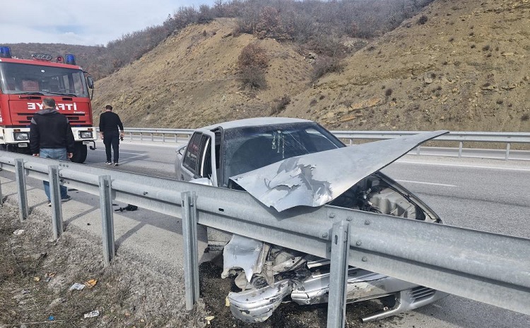 Kontrolden çıkarak bariyerlere çarptı