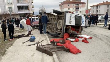Minibüs ile otomobil çarpıştı:5 yaralı
