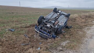 Kayganlaşan yolda şarampole devrildi