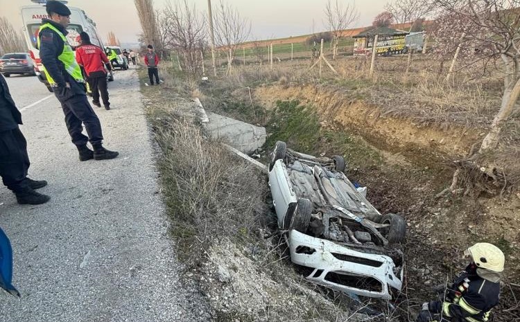 Otomobil dereye devrildi: 4 yaralı