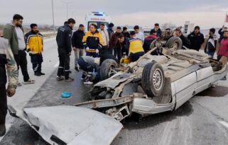 Direğe çarptı devrildi: 1 ölü 2 yaralı