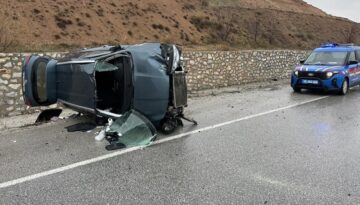 Devrilen otomobildeki 5 kişi yaralandı