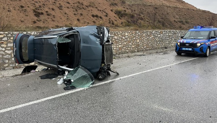 Devrilen otomobildeki 5 kişi yaralandı