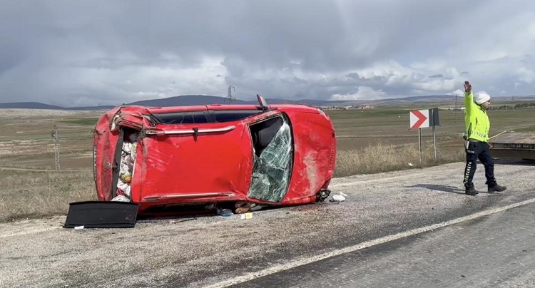 Takla atan otomobildeki 3 kişi yaralandı