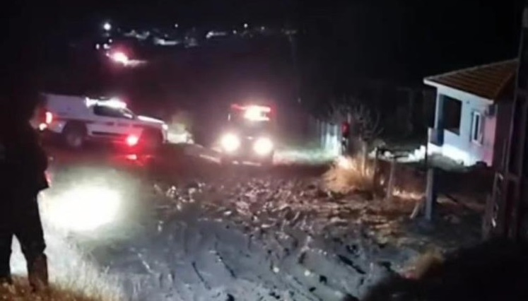 Araçlarıyla çamura saplanan aile kurtarıldı