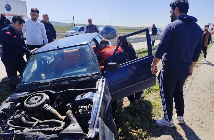 Bariyerlere çarptı sürücü yaralandı