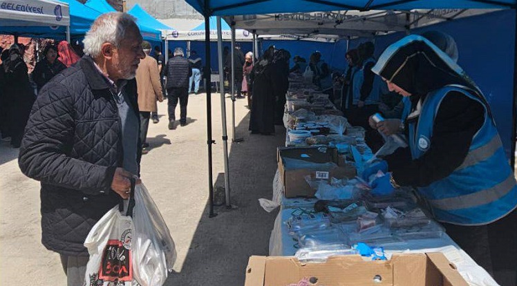 Evlenecek gençler için hayır çarşısı kuruldu