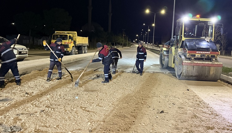 Belediyeden Gazi Caddesi’nde gece mesaisi