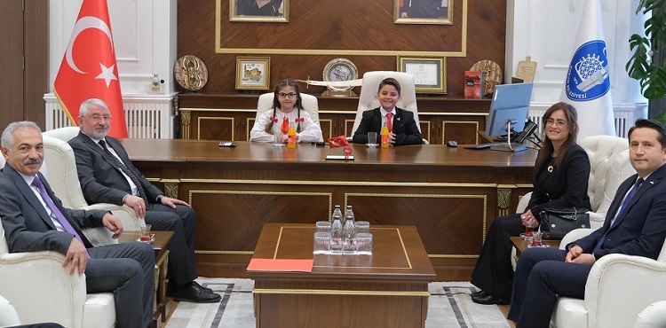 Başkanlık koltuğu çocuklara emanet