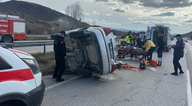 Devrilen otomobildeki 3 kişi yaralandı