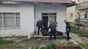 Yalnız yaşayan kişi evinde ölü bulundu