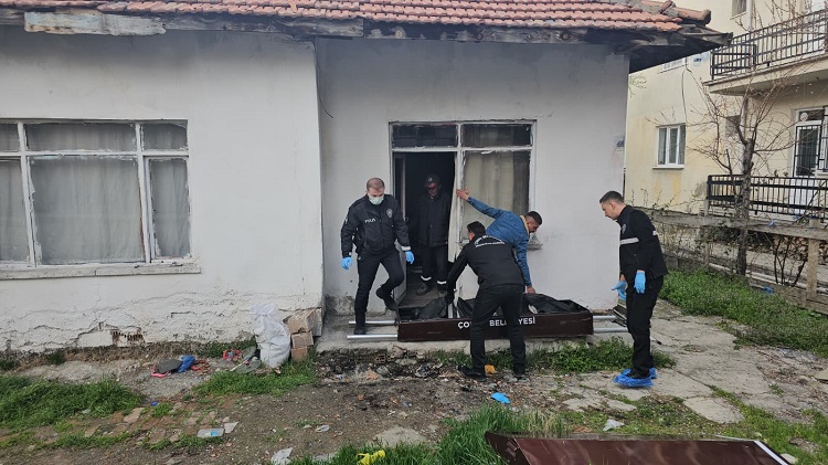 Yalnız yaşayan kişi evinde ölü bulundu