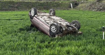 Devrilen otomobilin sürücüsü yaralandı