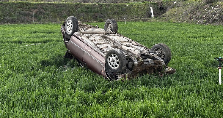 Devrilen otomobilin sürücüsü yaralandı